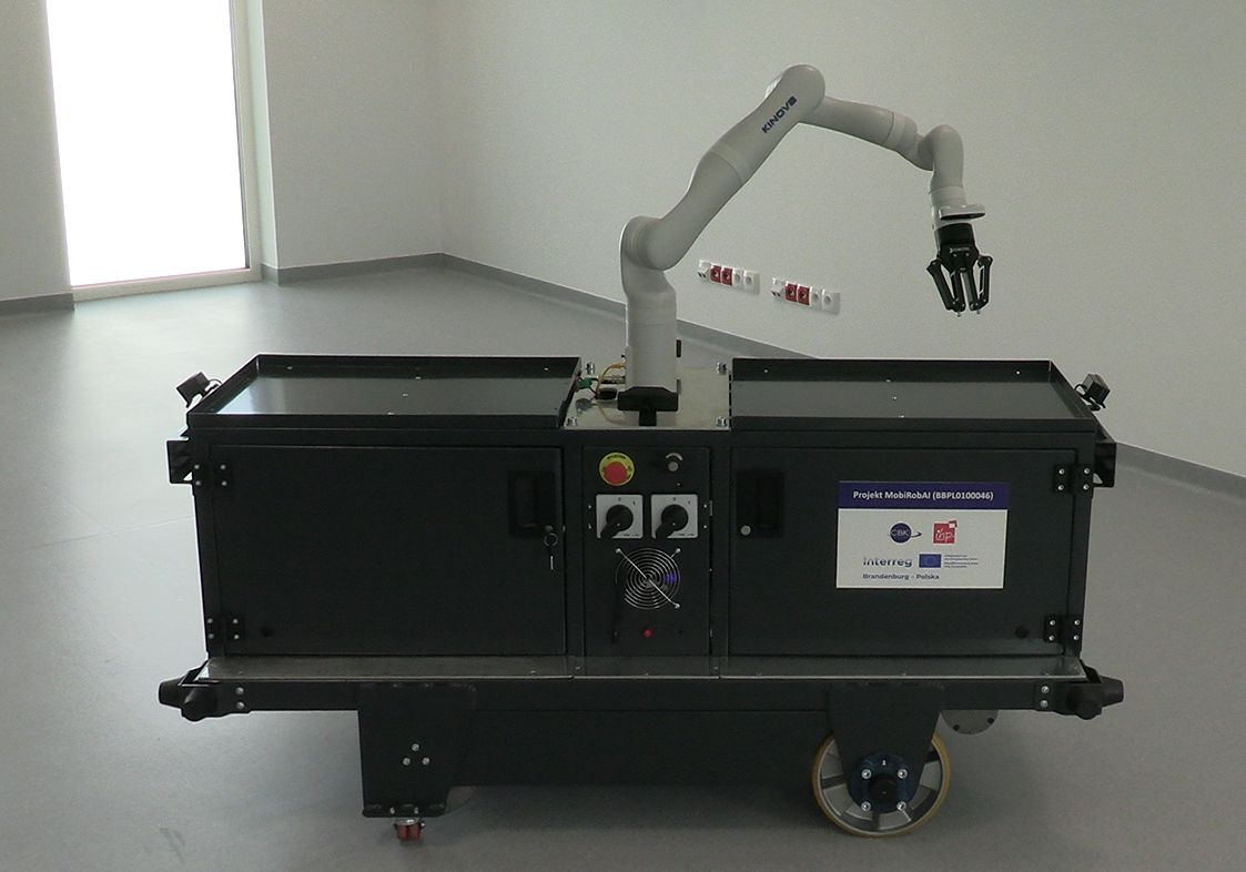 Integrierter Plattformprototyp mit Manipulator