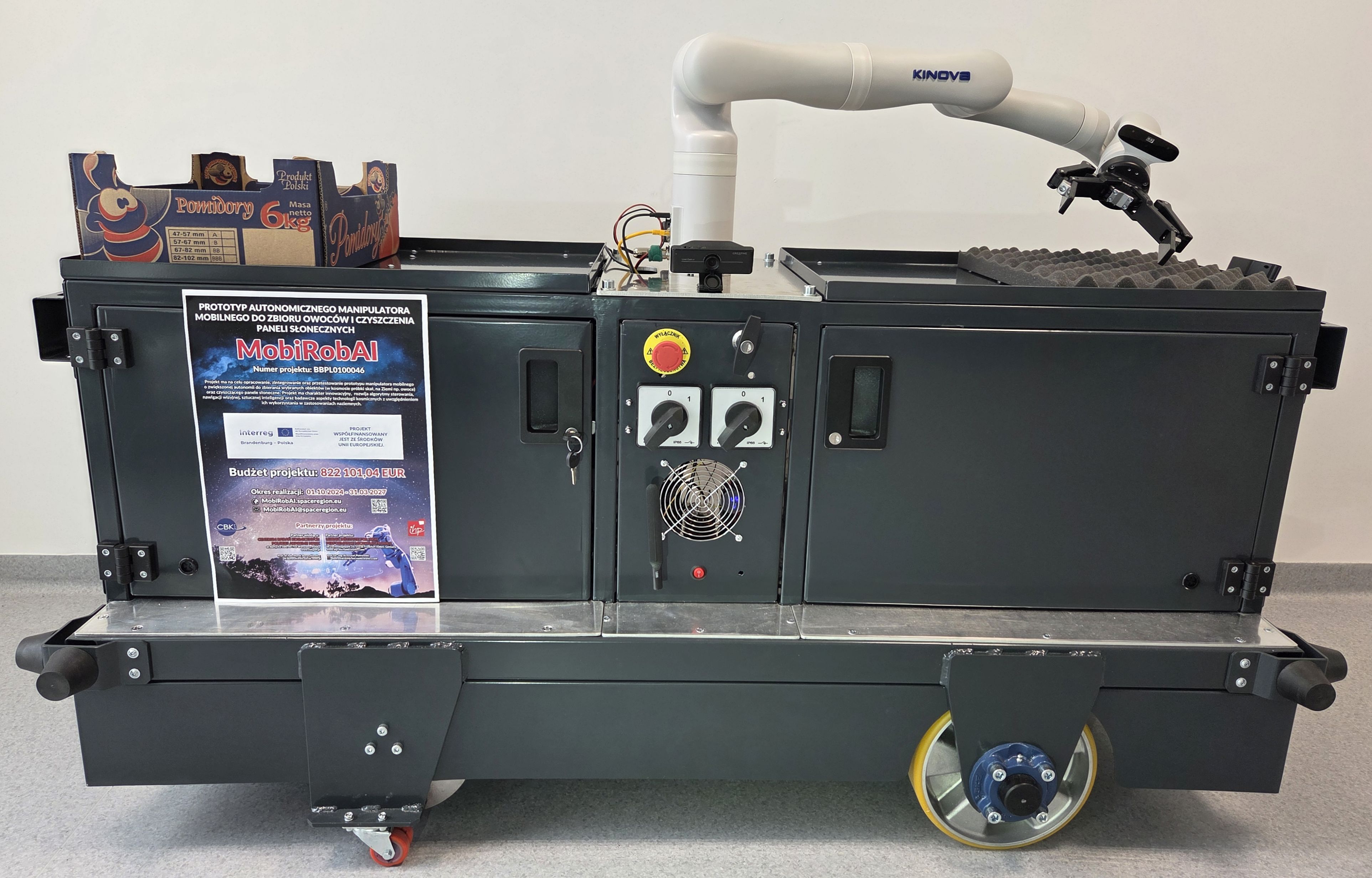 Realer Prototyp der mobilen MobiRobAI-Plattform mit Roboterarm